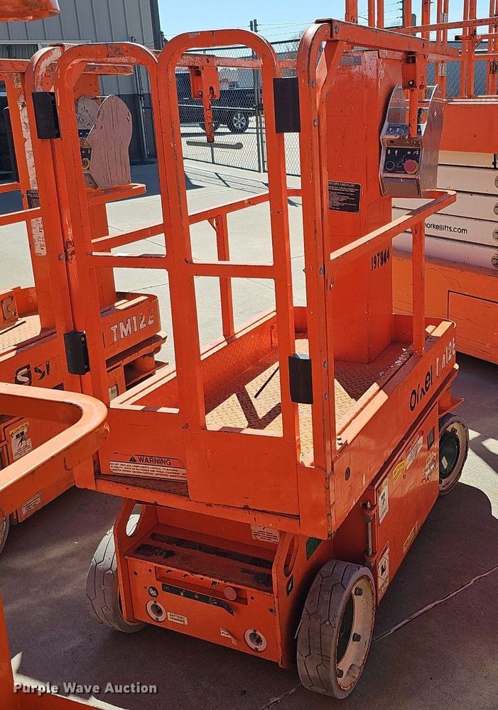 image for item DQ8609 (3) vertical lifts