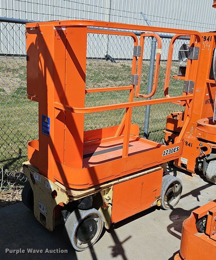 image for item DQ8609 (3) vertical lifts