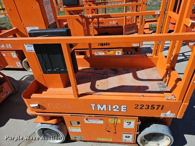 image for item DQ8610 (3) vertical lifts