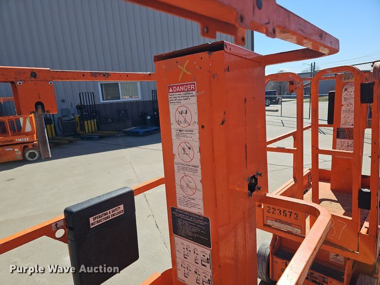 image for item DQ8610 (3) vertical lifts