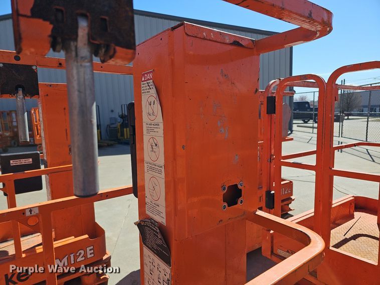 image for item DQ8610 (3) vertical lifts