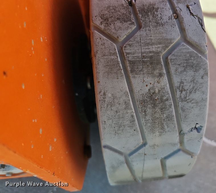 image for item DQ8610 (3) vertical lifts