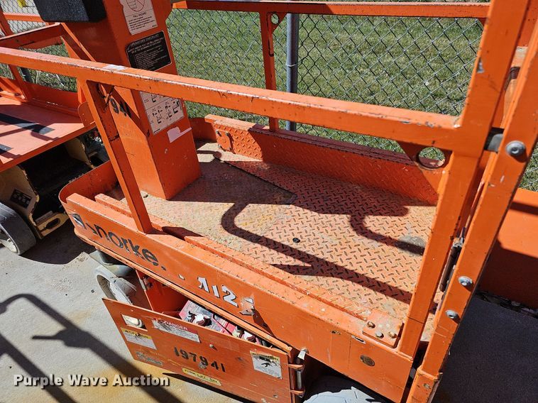 image for item DQ8610 (3) vertical lifts