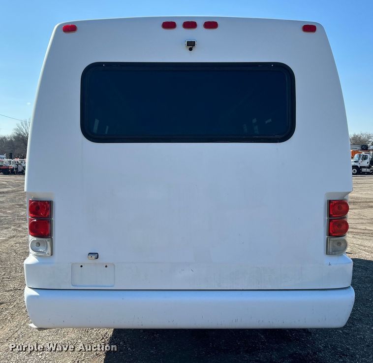 image for item EG1277 2008 Ford E450 shuttle bus