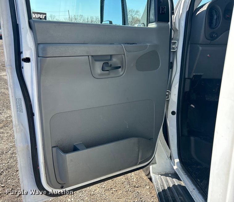 image for item EG1277 2008 Ford E450 shuttle bus