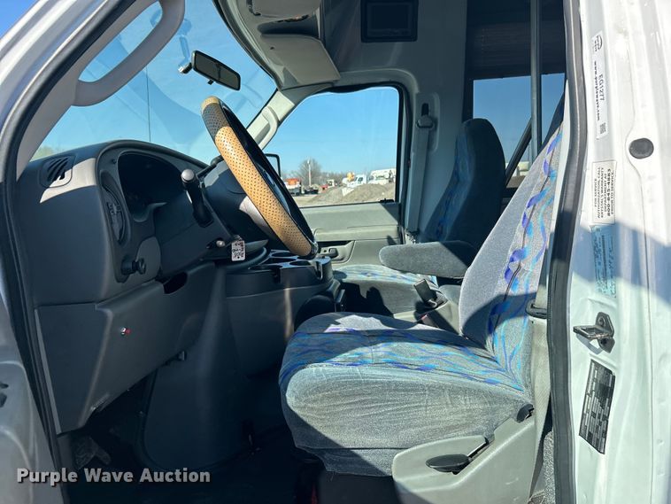 image for item EG1277 2008 Ford E450 shuttle bus