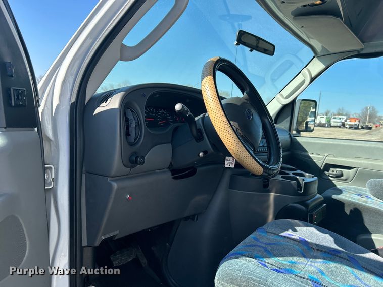 image for item EG1277 2008 Ford E450 shuttle bus