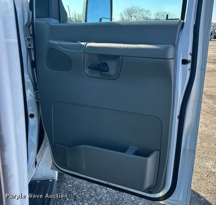 image for item EG1277 2008 Ford E450 shuttle bus