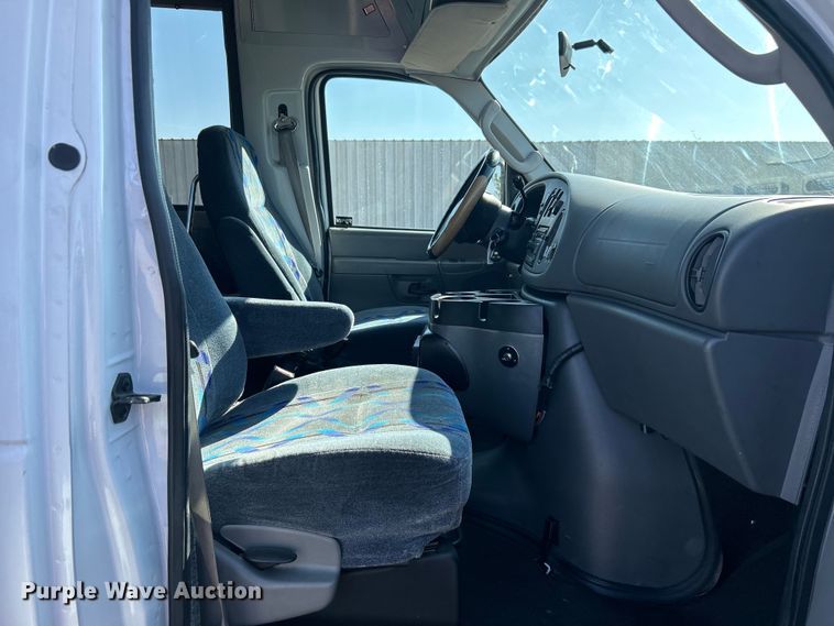 image for item EG1277 2008 Ford E450 shuttle bus
