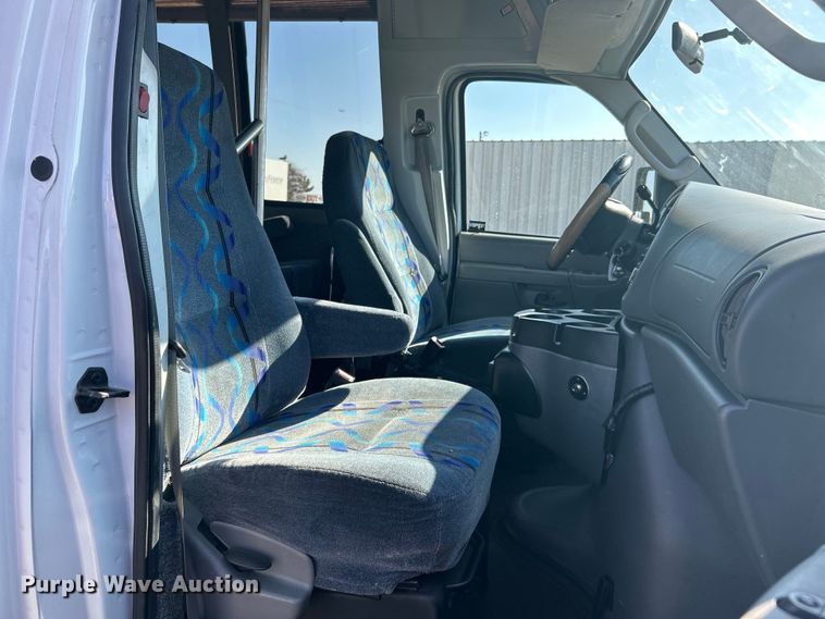 image for item EG1277 2008 Ford E450 shuttle bus