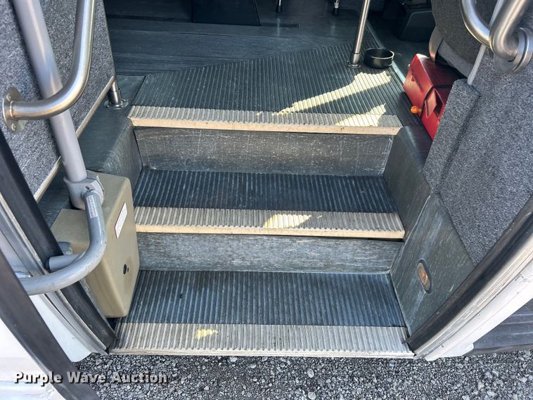 image for item EG1277 2008 Ford E450 shuttle bus