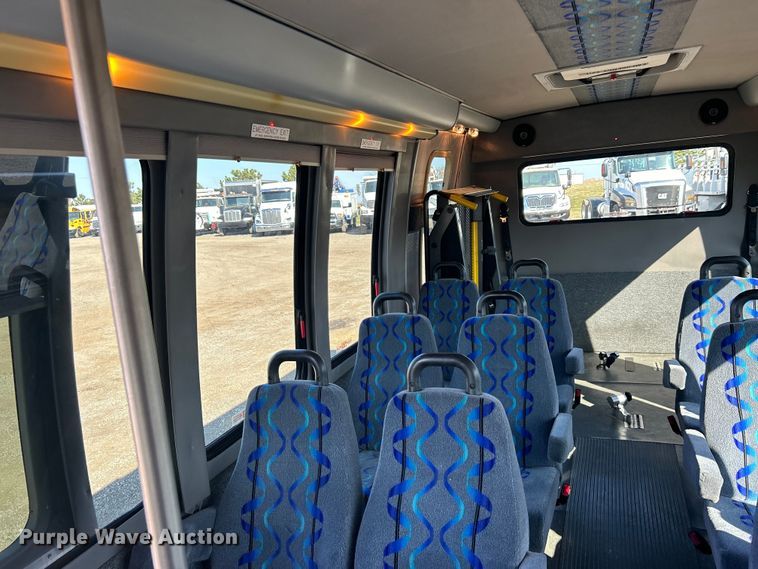 image for item EG1277 2008 Ford E450 shuttle bus