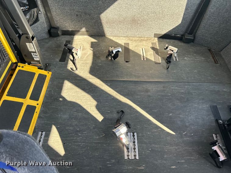 image for item EG1277 2008 Ford E450 shuttle bus