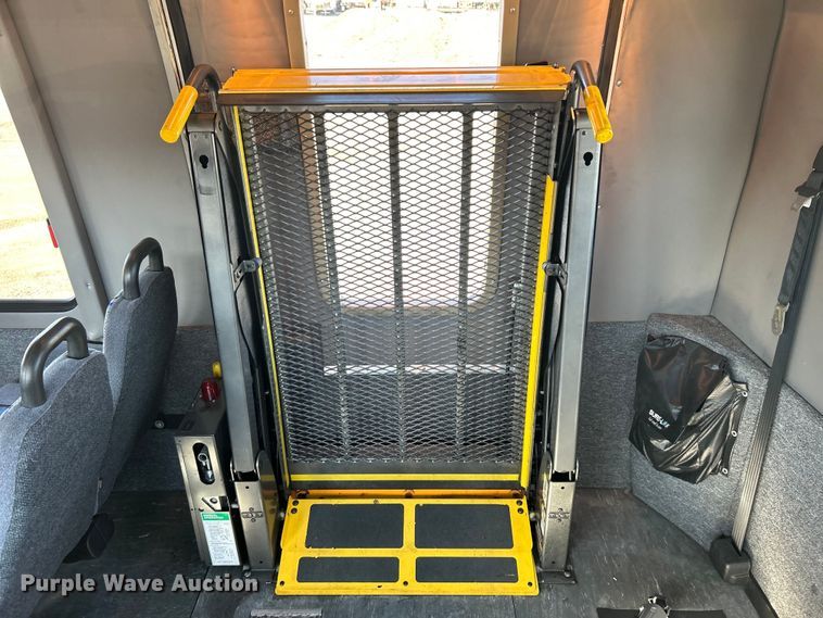 image for item EG1277 2008 Ford E450 shuttle bus