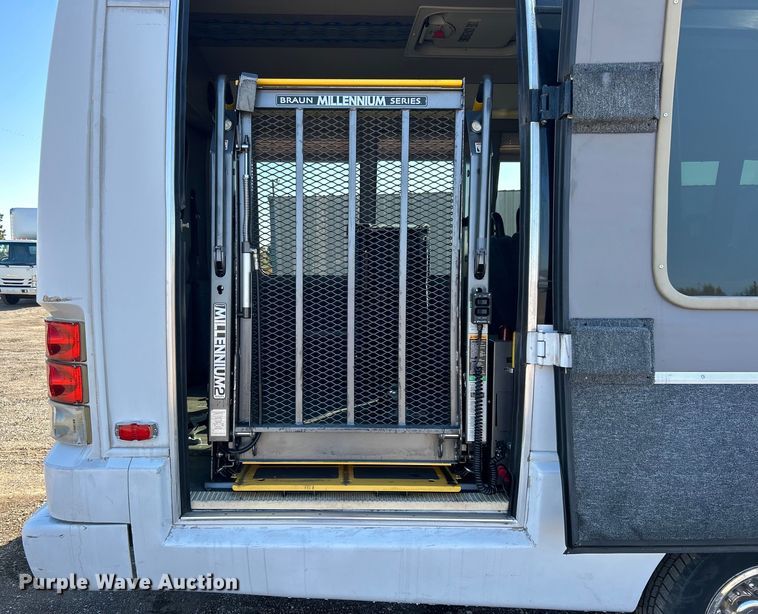 image for item EG1277 2008 Ford E450 shuttle bus