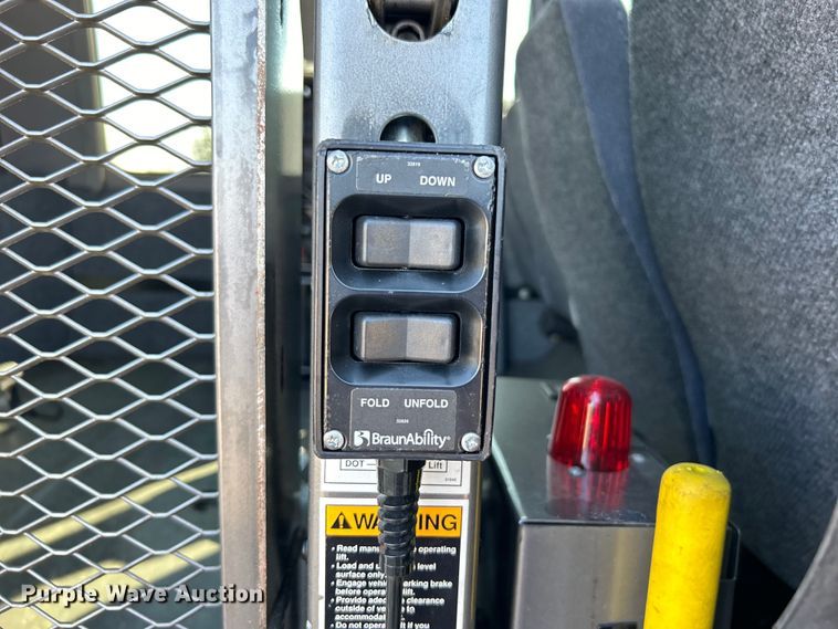 image for item EG1277 2008 Ford E450 shuttle bus