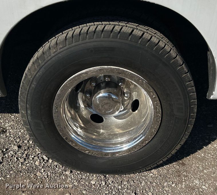 image for item EG1277 2008 Ford E450 shuttle bus