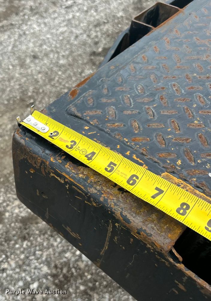 image for item EG1295 2016 Isuzu NPR flatbed truck