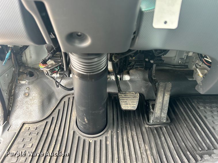 image for item EG1295 2016 Isuzu NPR flatbed truck