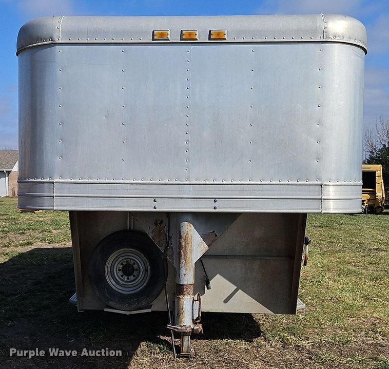 image for item EI3605 1988 Feather Lite livestock trailer
