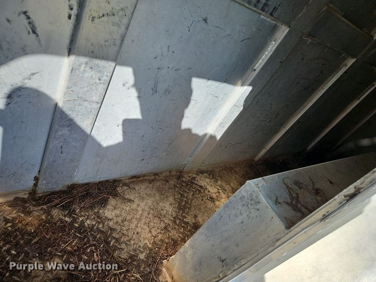 image for item EI3605 1988 Feather Lite livestock trailer