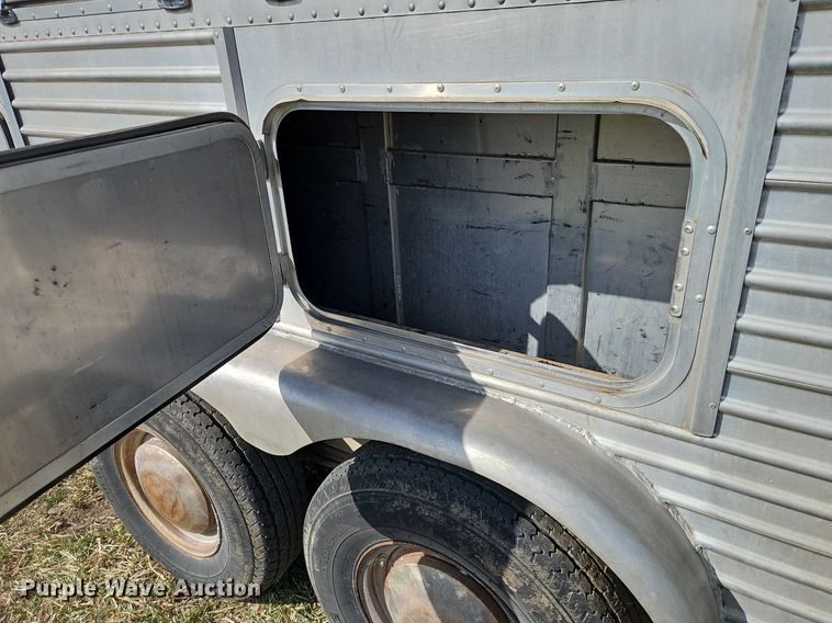 image for item EI3605 1988 Feather Lite livestock trailer