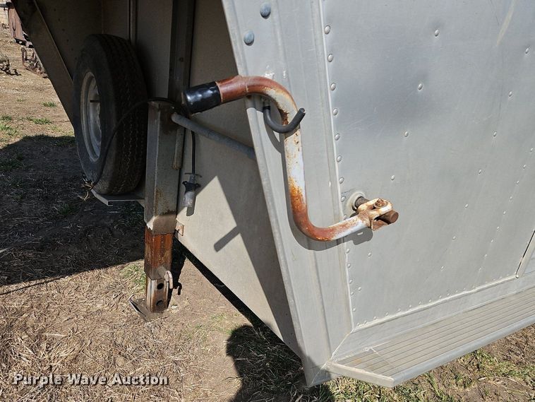 image for item EI3605 1988 Feather Lite livestock trailer