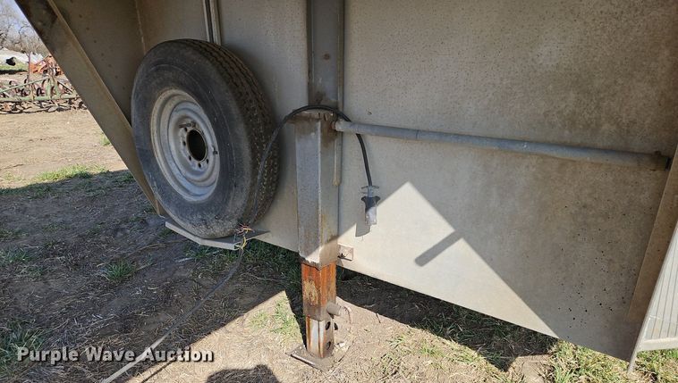 image for item EI3605 1988 Feather Lite livestock trailer