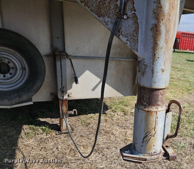 image for item EI3605 1988 Feather Lite livestock trailer