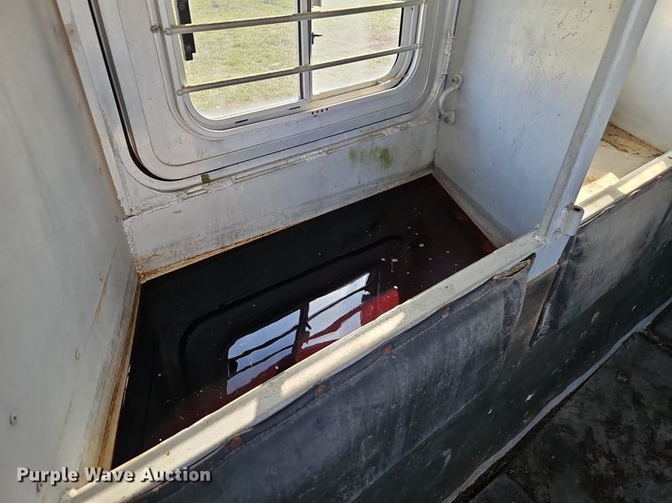 image for item EI3605 1988 Feather Lite livestock trailer