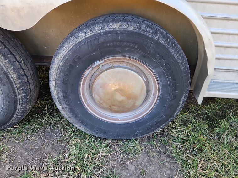 image for item EI3605 1988 Feather Lite livestock trailer