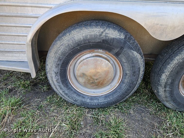 image for item EI3605 1988 Feather Lite livestock trailer