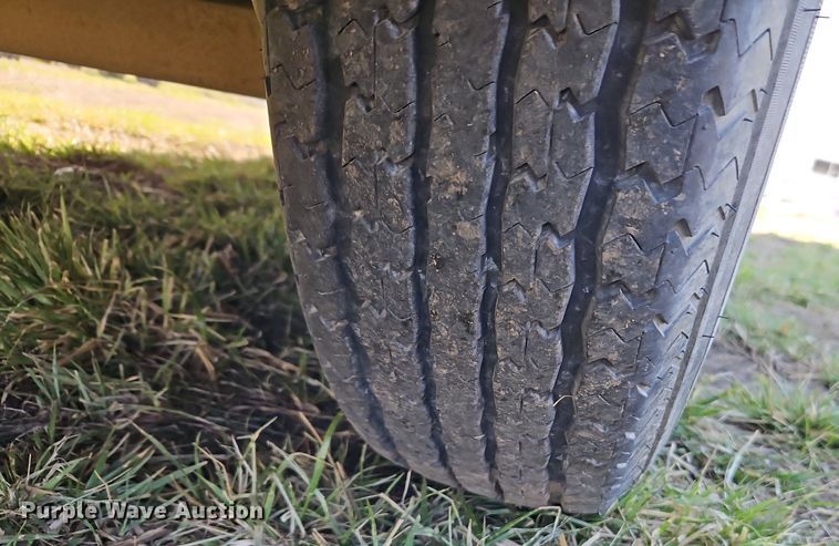 image for item EI3605 1988 Feather Lite livestock trailer