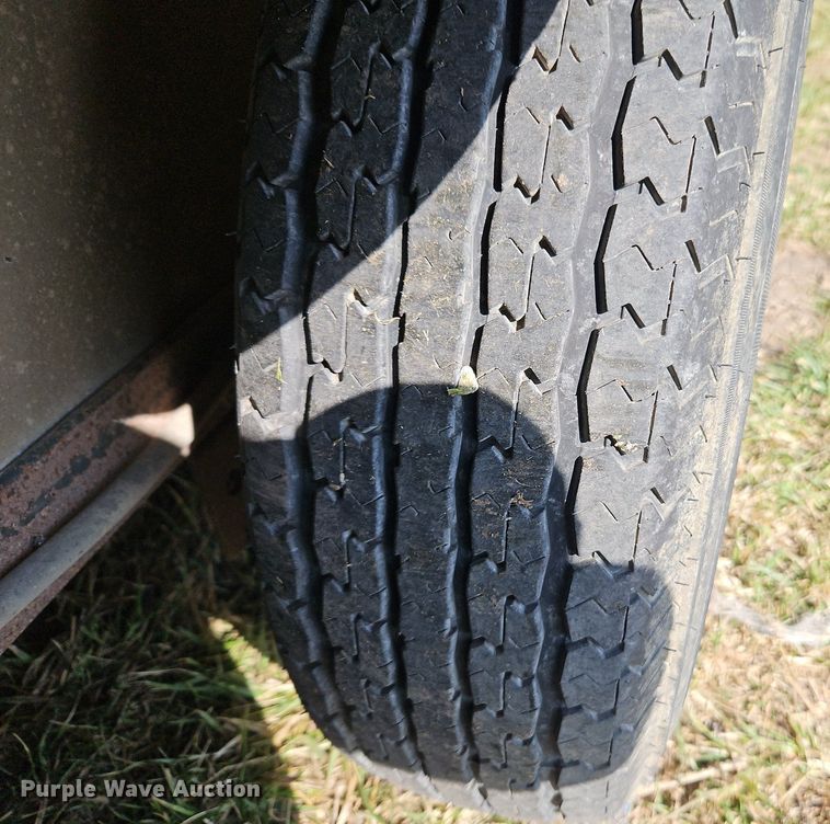 image for item EI3605 1988 Feather Lite livestock trailer