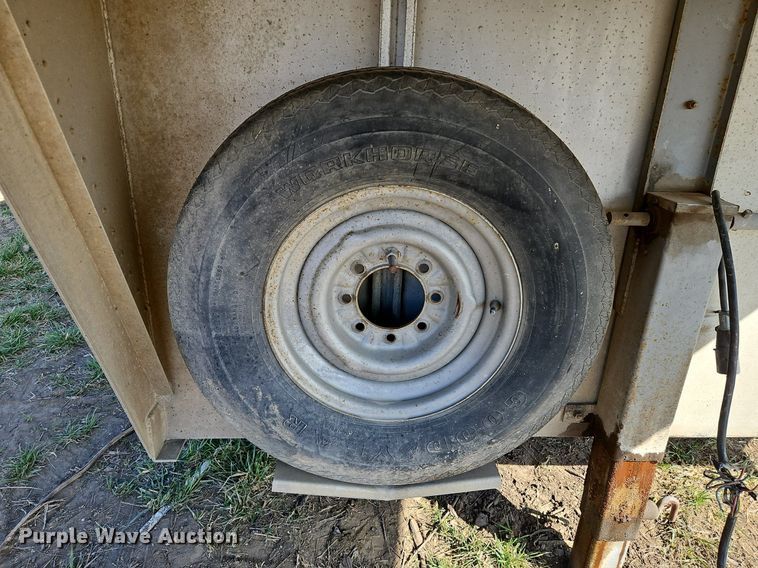 image for item EI3605 1988 Feather Lite livestock trailer