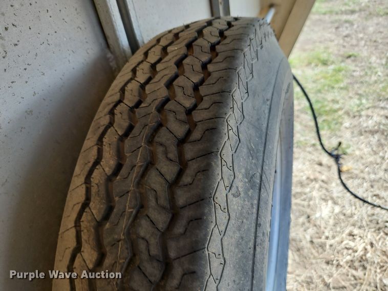 image for item EI3605 1988 Feather Lite livestock trailer