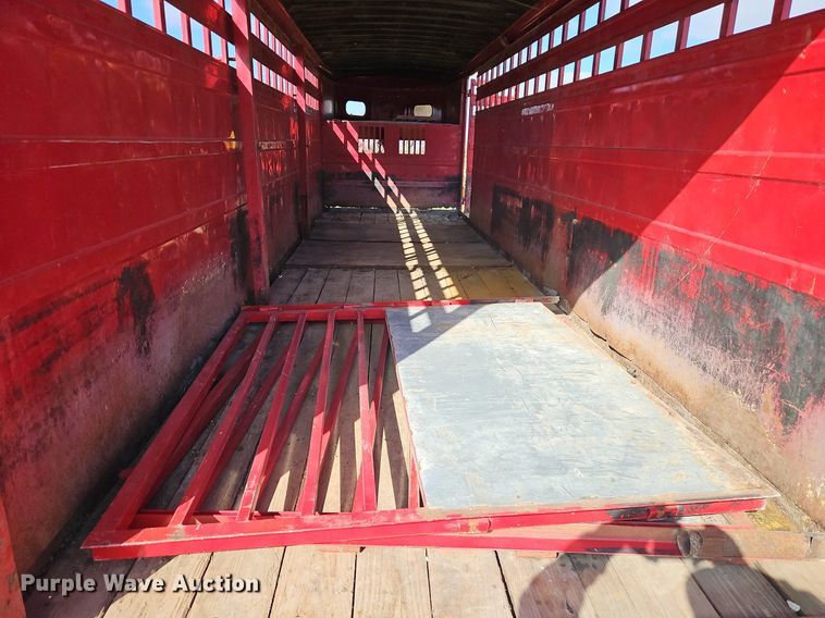 image for item EI3606 1999 Titan livestock trailer