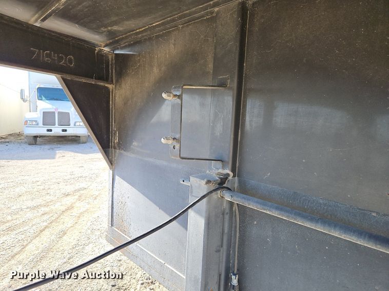 image for item EI3616 1996 Diamond D livestock trailer