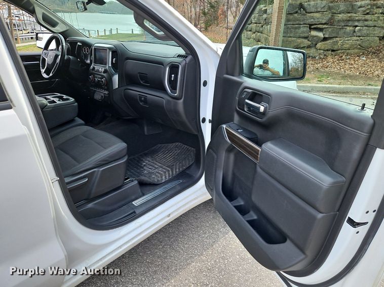 image for item EI3639 2019 Chevrolet  Silverado 1500 Crew Cab pickup truck