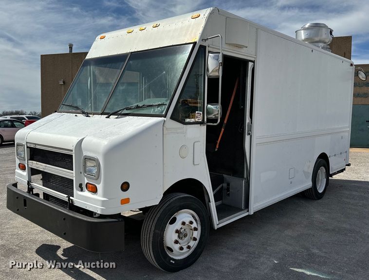image for item EJ0320 2000 Freightliner MT45 Food truck