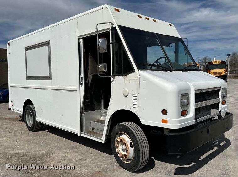 image for item EJ0320 2000 Freightliner MT45 Food truck
