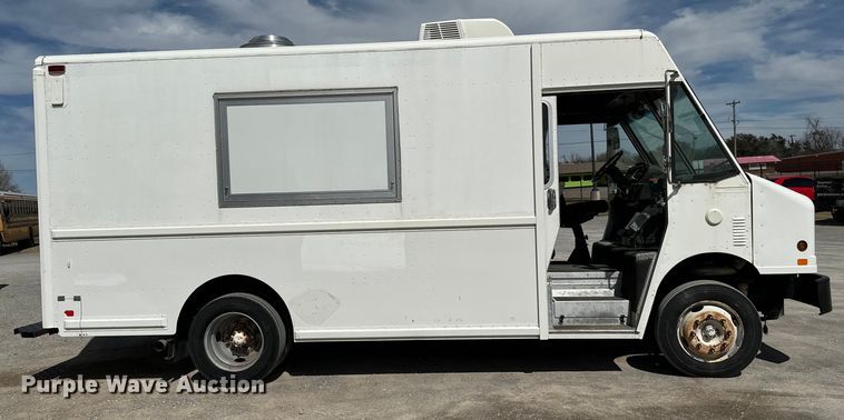 image for item EJ0320 2000 Freightliner MT45 Food truck