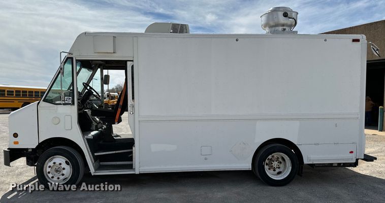 image for item EJ0320 2000 Freightliner MT45 Food truck