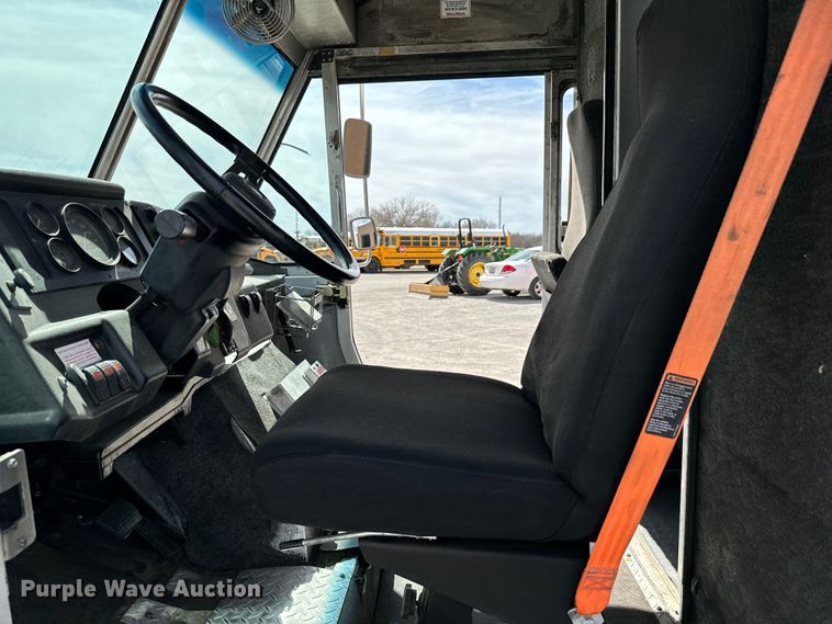 image for item EJ0320 2000 Freightliner MT45 Food truck