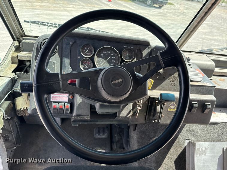 image for item EJ0320 2000 Freightliner MT45 Food truck