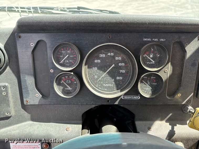 image for item EJ0320 2000 Freightliner MT45 Food truck