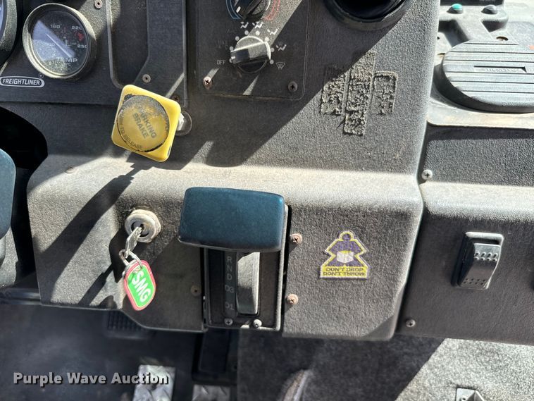 image for item EJ0320 2000 Freightliner MT45 Food truck