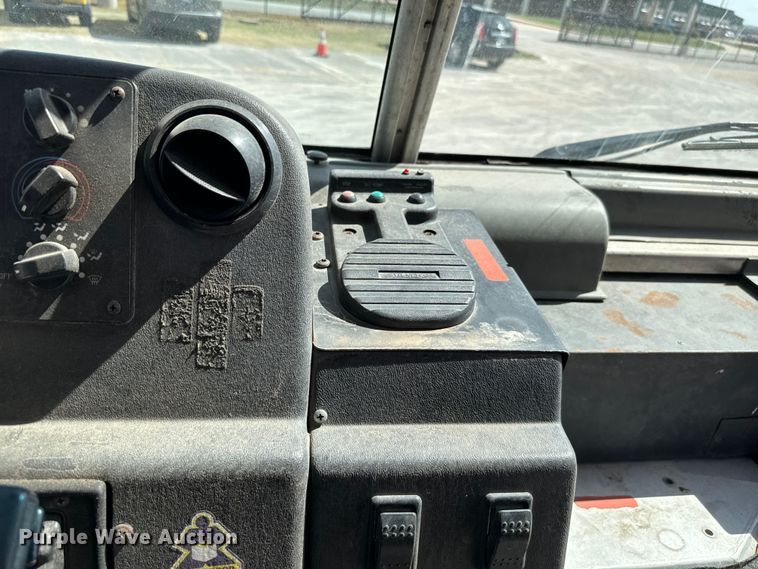 image for item EJ0320 2000 Freightliner MT45 Food truck