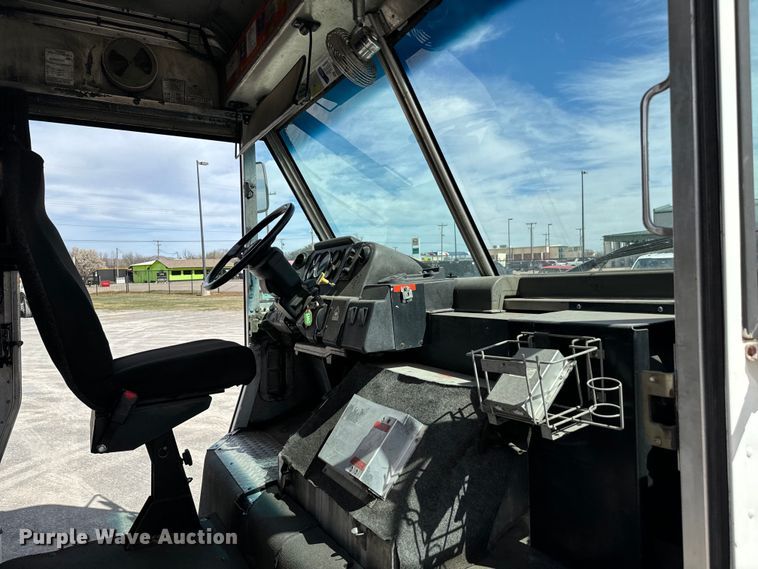 image for item EJ0320 2000 Freightliner MT45 Food truck