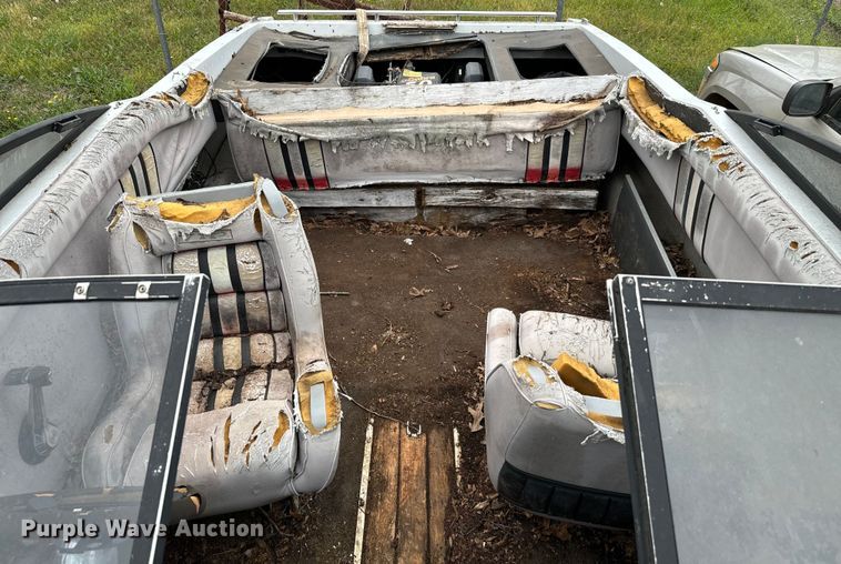 image for item EJ0346 1989 Victory VIP boat